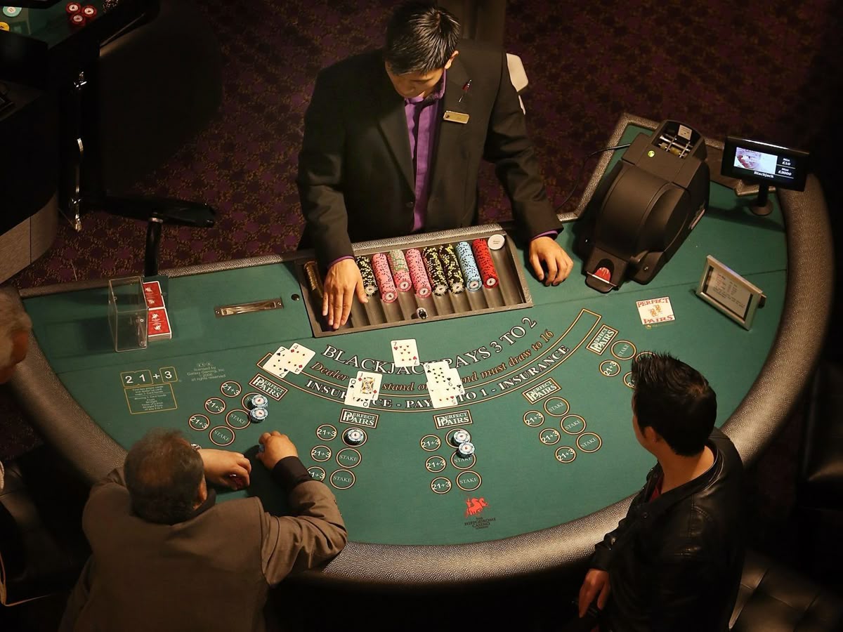 Slots 777 کیسینو میں پوکر گیمز